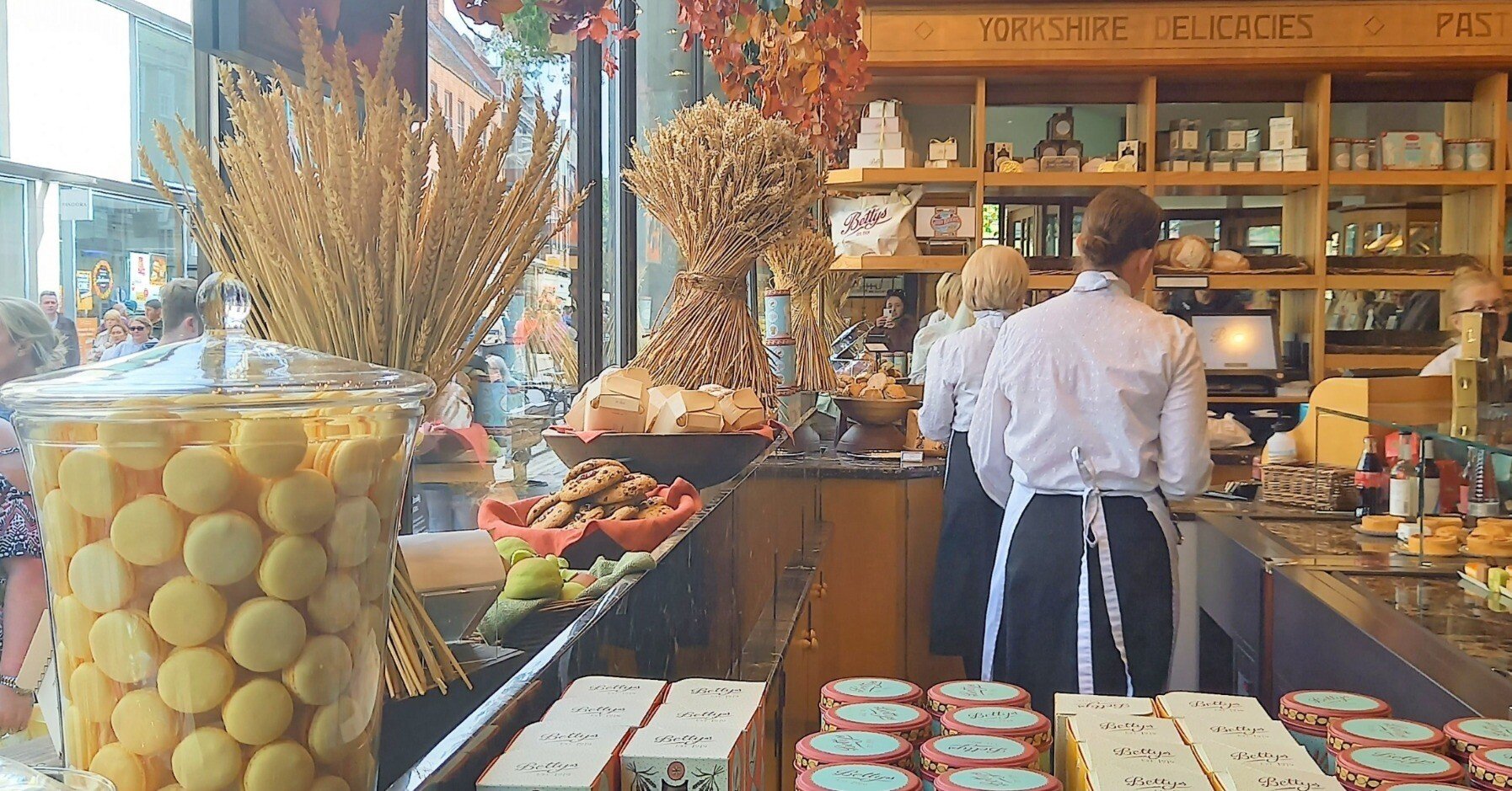 イギリスのティールーム #1ベティーズ｜山口もも