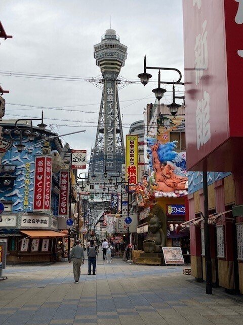 東京に住んでる娘と 神戸空港で落ち合い 大阪で とある舞台を観てきました 飛行機には何度か乗っていますが 一人で搭乗するのは全くの初めて 今回は舞台鑑賞がメインだったため 観光が短めでしたが 通天閣を見 たま 猫作家の手作り部屋 Note