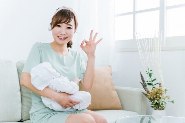 画像④　赤ちゃんを抱っこする女性