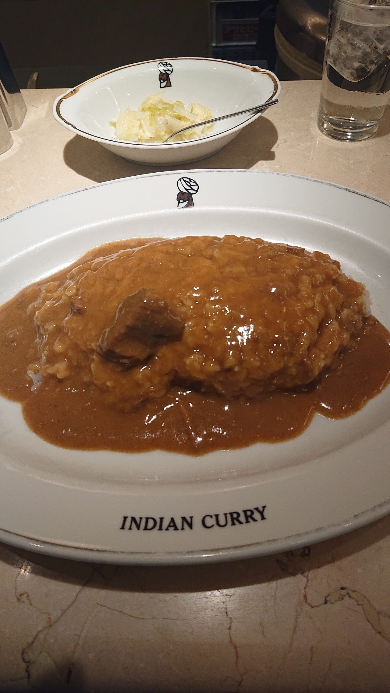 阪急三番街の地下2階にある インデアンカレー メニューはインデアンカレーとハヤシライスの2つのみ 具は肉のみ ご飯も少なめ 50円で大盛りにもできます ルーは食べ始めはけっこう辛いですが 後味 ぷらーな Note