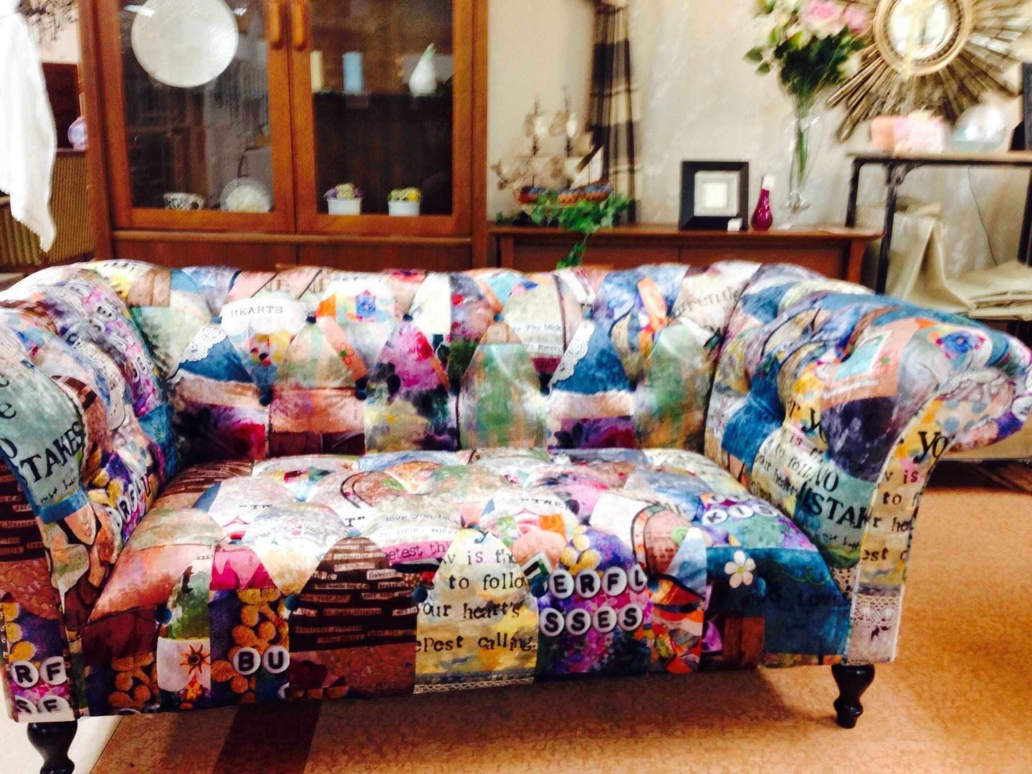 すっごくド派手なパッチワークソファを購入しました(*ꆤ.̫ꆤ