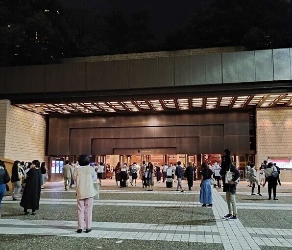 全てが凄かった 角野さんの渾身のアデス、美しく力強い音色が心の底に刺さって本当に素晴らしかった。 壮麗かつ豪快なピアノとオケの音色が全方向から