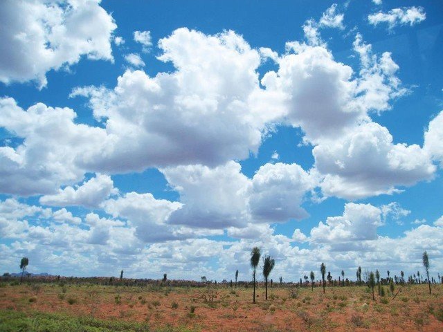 オーストラリアの砂漠地帯のど真ん中。気温50度。空が素晴らしい。