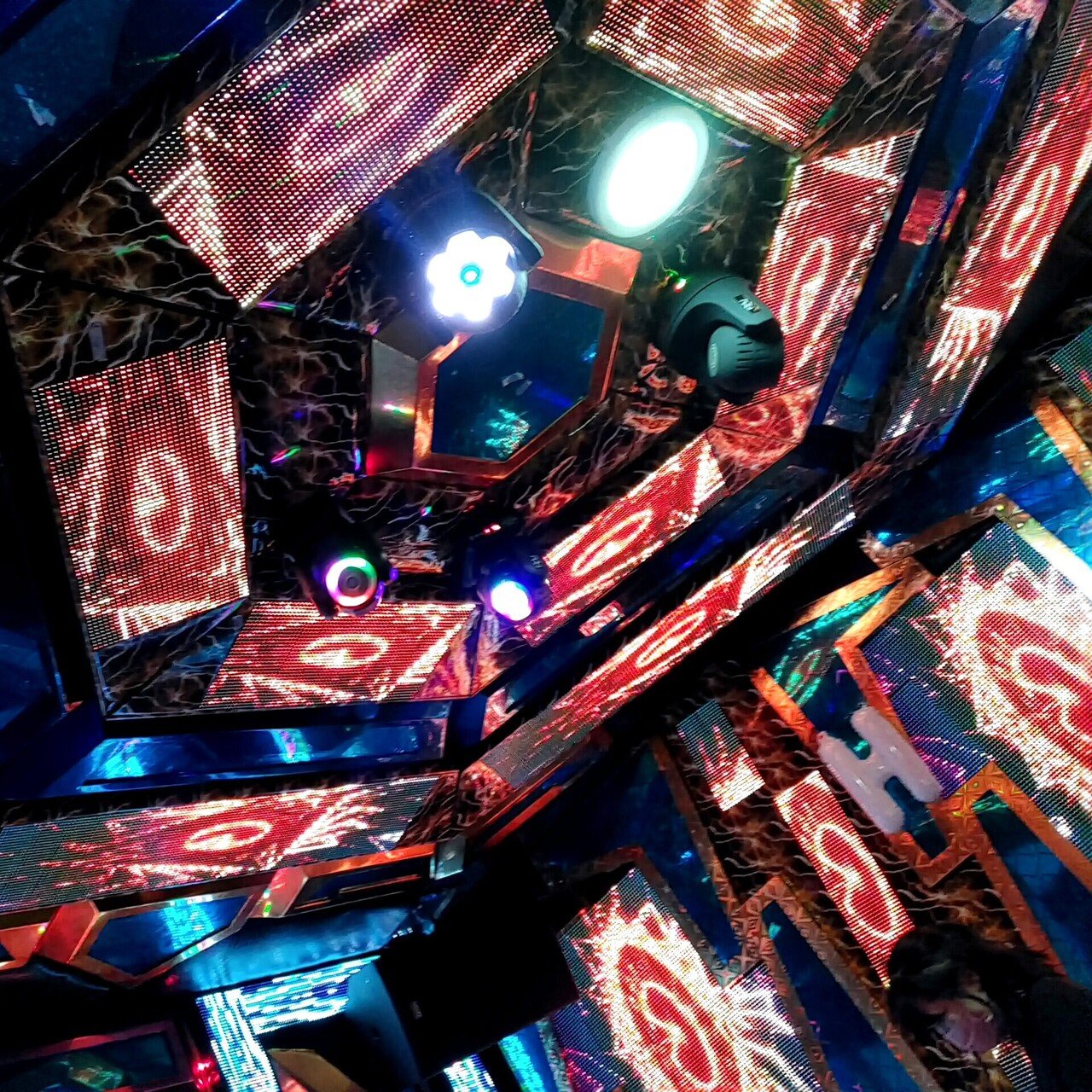 ディープなベトナム料理堪能からのド派手カラオケが楽しすぎだよ 大久保 ベトナム居酒屋 Nhau ニャウ じょいっこ Note