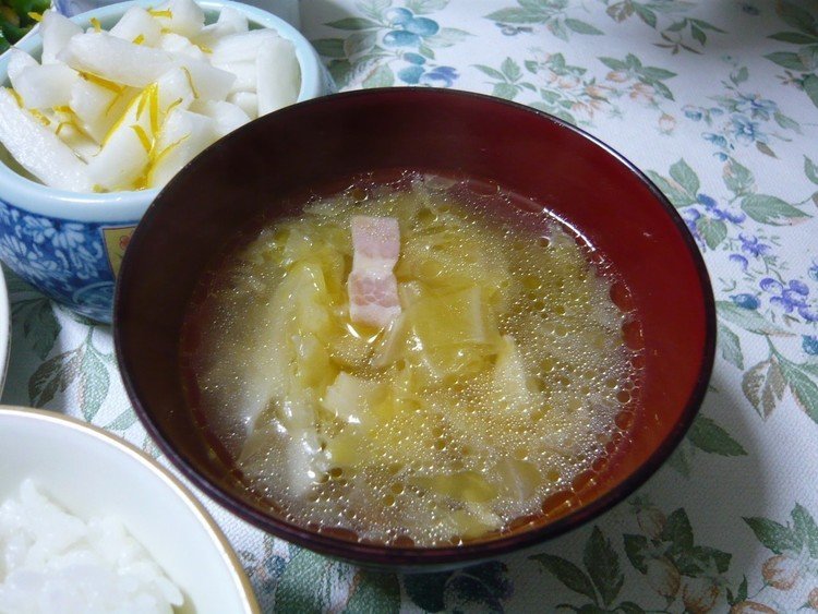 今日の晩御飯はキャベツのスープ！！昨日残ったロールキャベツのスープにキャベツを追加し、ストーブの上でコトコト煮込むこと１時間♪美味しいスープが出来ました(^o^)