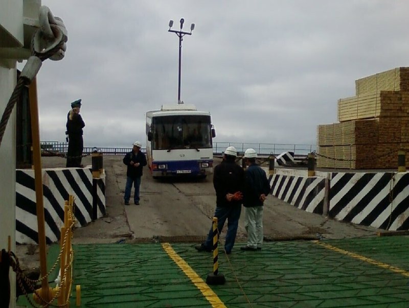 船と入国管理局を行き来するバス