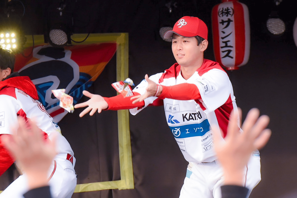 デ*ロ様 【レア】【美品】北海道　日本ハム　ファイターズ　坪井　ユニフォーム　ミ 北海道日本ハムファイターズ 坪井智也 ユニフォーム 型 Tシャツ 日ハム