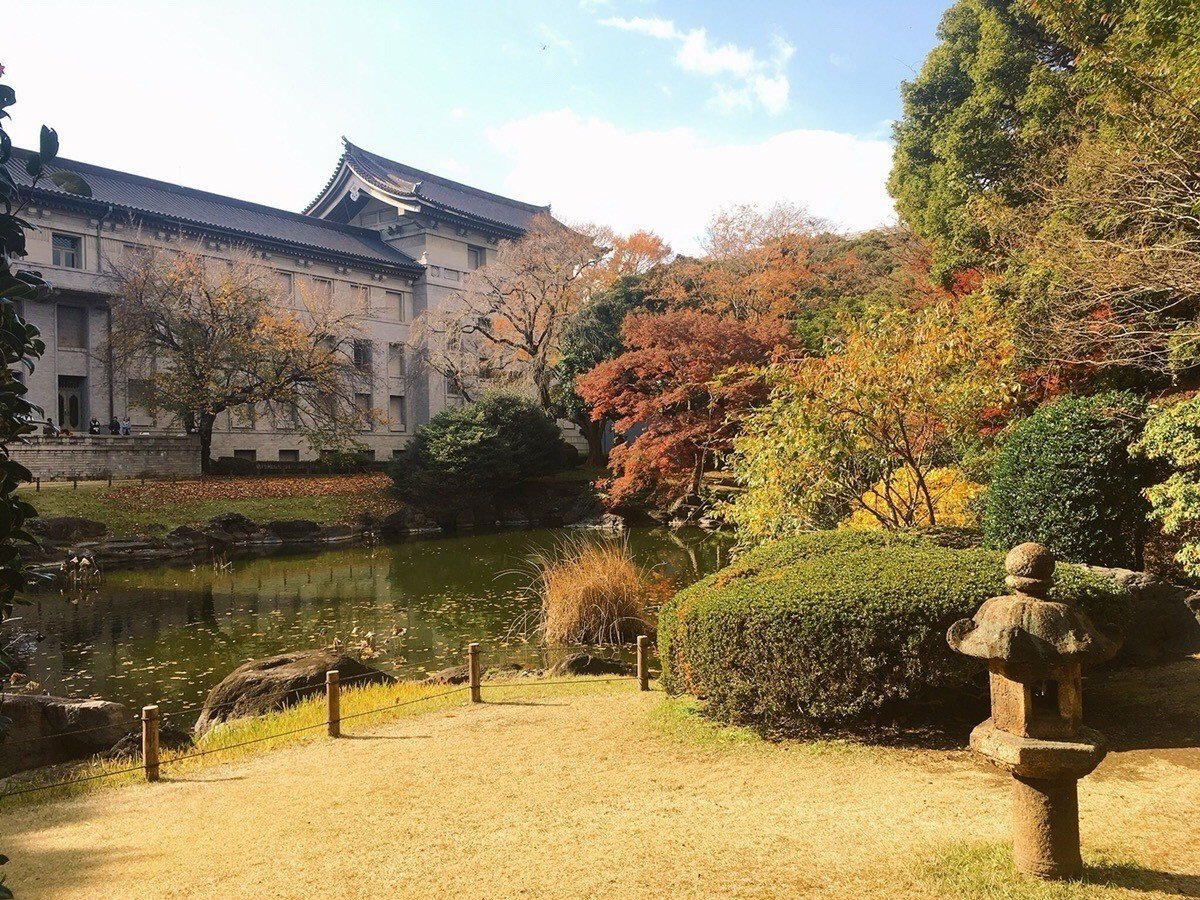 通常非公開の日本庭園で、初冬の紅葉と伽羅の香りを楽しむ。｜madoka（香人 / 香道研究家）