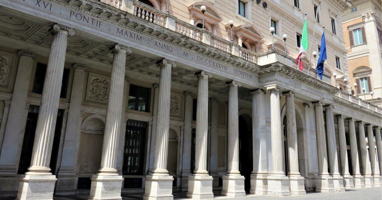 ローマ コロンナ広場のヴェーデキント宮殿 イオニア式列柱の意外な起源 Natsuko Tomi Note