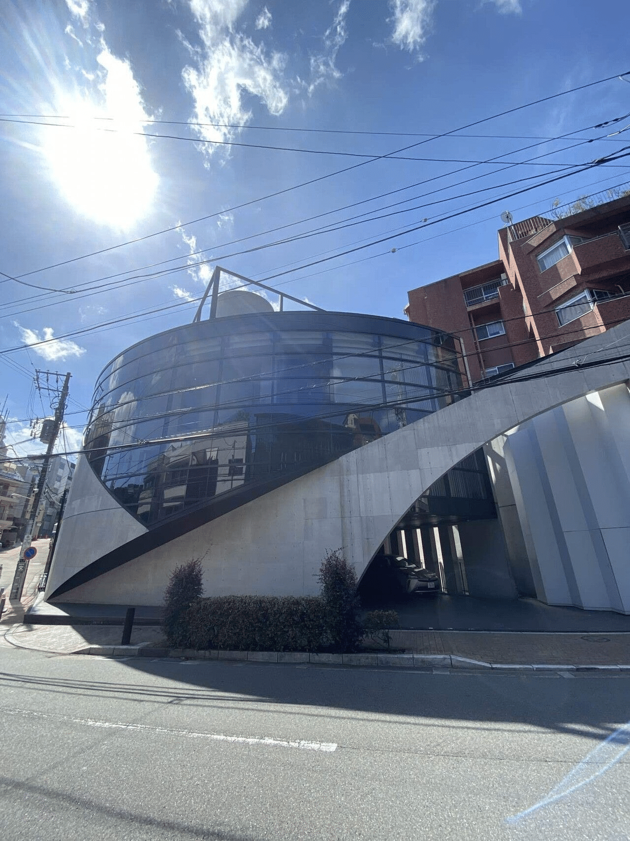 東京建築巡り 広尾の円形ガラス張りの神殿みたいな建物 東京の建築 アート巡りオタク Tanrock Note