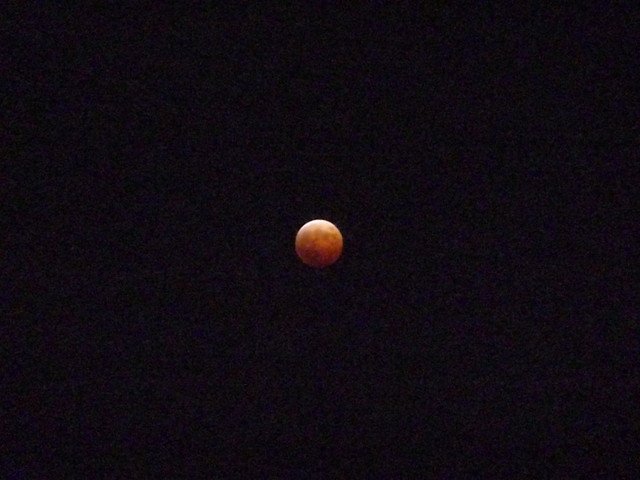 今日の皆既月食きれいでしたね!!こんなに赤い色の月は初めて見ました♪