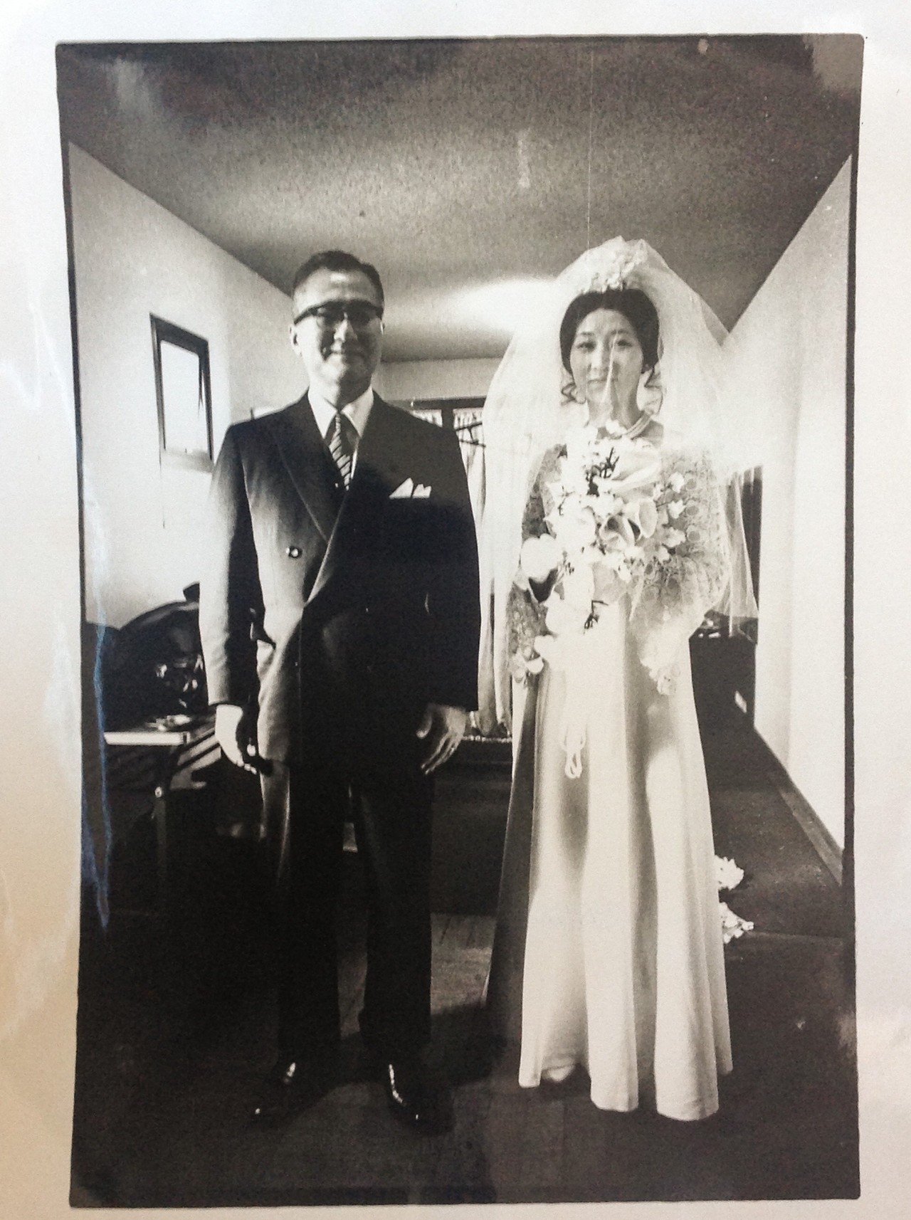 1971年12月14日 東京カテドラル 左は家人の父 50歳位であろうか で人並みに30人ぐらいのカメラマンがたくさん写真を撮ったが誰1人写真を送ってこなかった その2年 後にwienの私のところに友人 Tanakachotoku Note