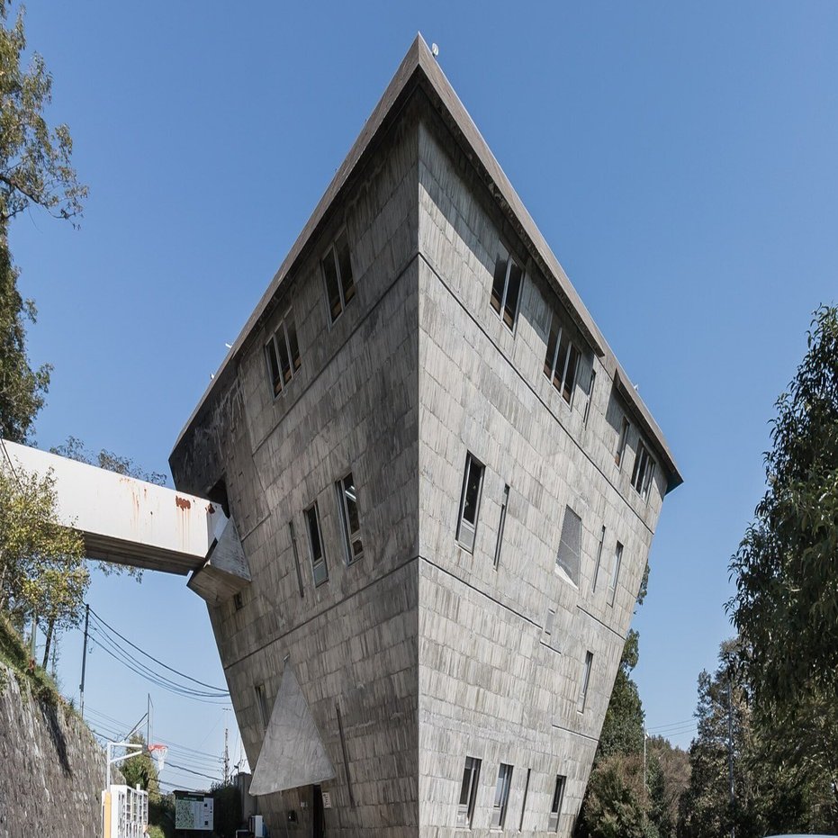 建築のデザイン》 安藤忠雄より早く泥としてのコンクリートで家を作っ