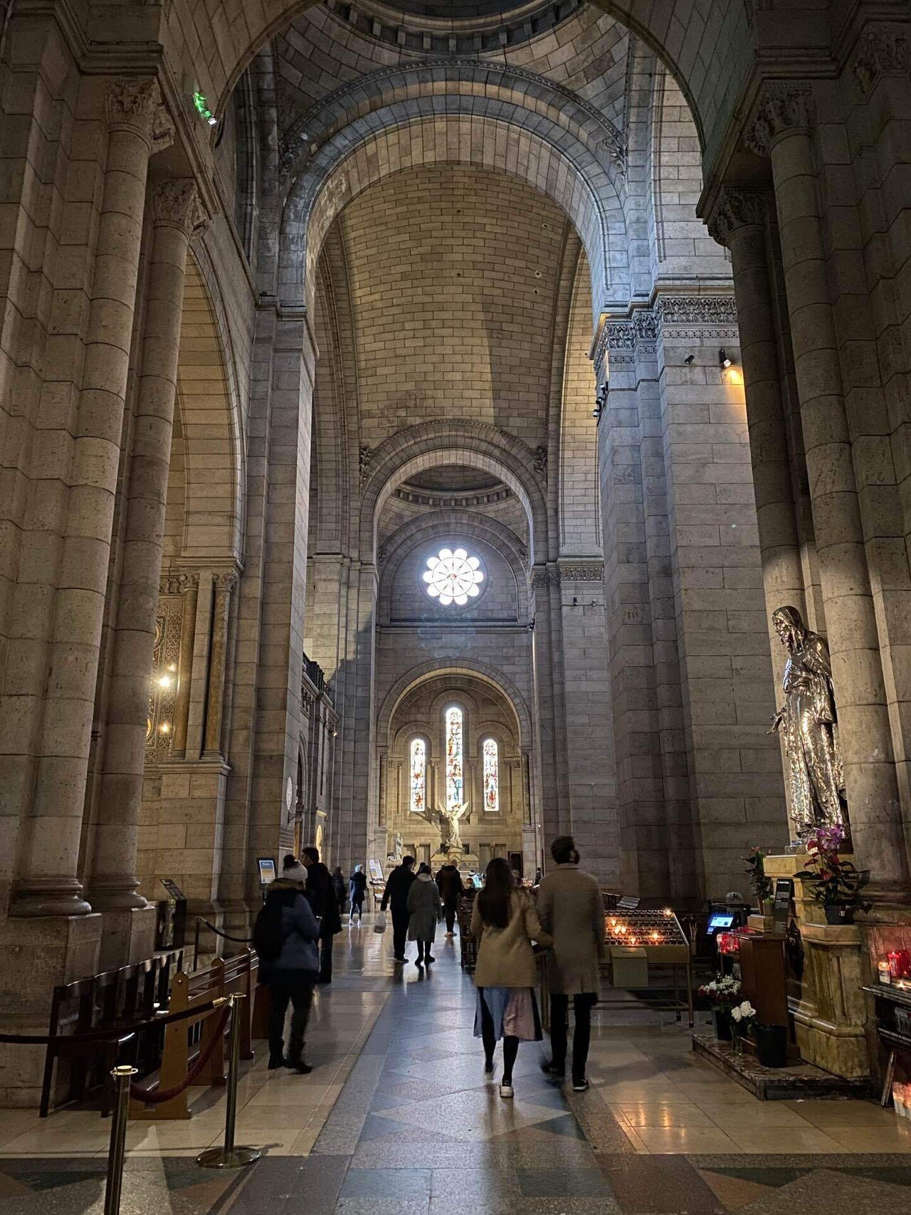 モンマルトルで『ムーラン・ルージュ』 フレンチカンカンでキャー