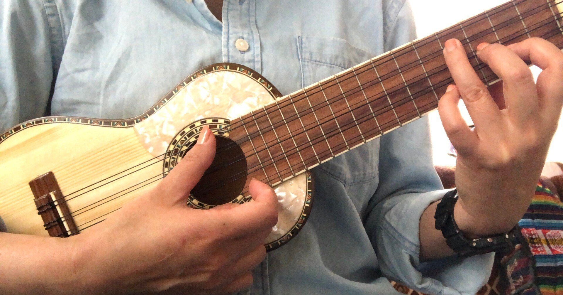 33 ボリビア・ラパスの観光地どまんなかにある小さな楽器店で 33 ボリビア・ラパスの観光地どまんなかにある小さな楽器店で