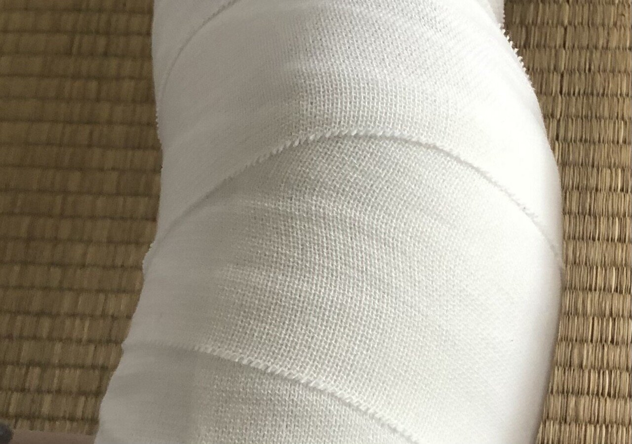 畑でしゃがんだ姿勢で作業中、左膝を亜脱臼。いつもは自分で復旧できる