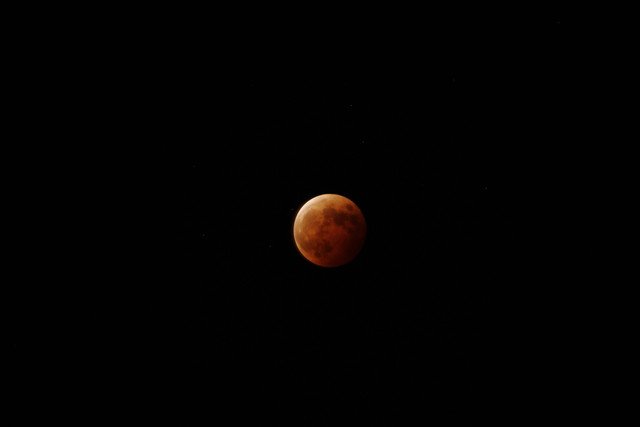 お久しぶりです。昨晩の月蝕。コロケロの映画撮影後に、鴨川沿いで撮りました。望遠も270mmしかない、拙い写真ですけれど。