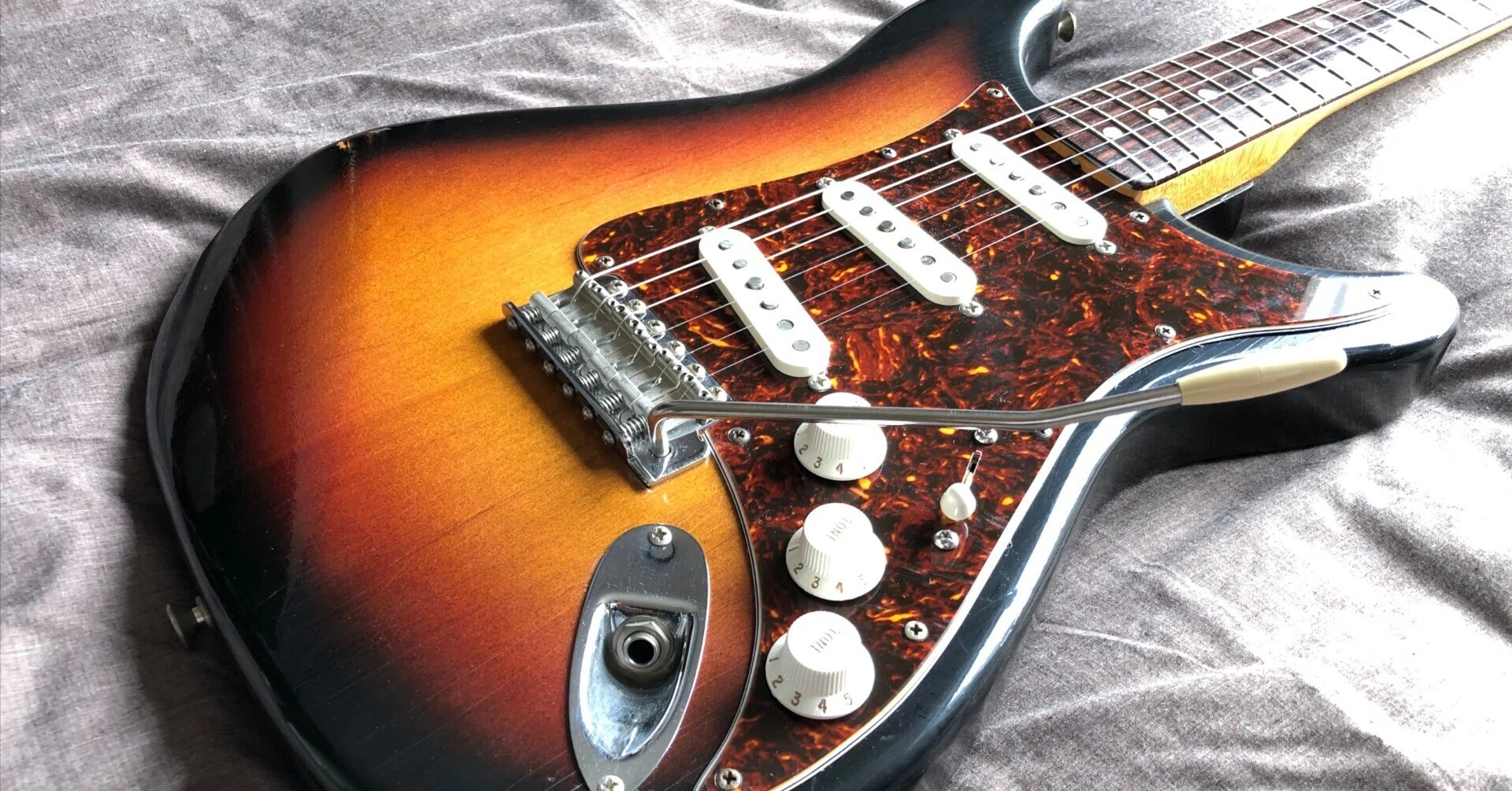Fender Stratocaster風LEAD2のピックガード交換 #コスプレ｜田村六蔵