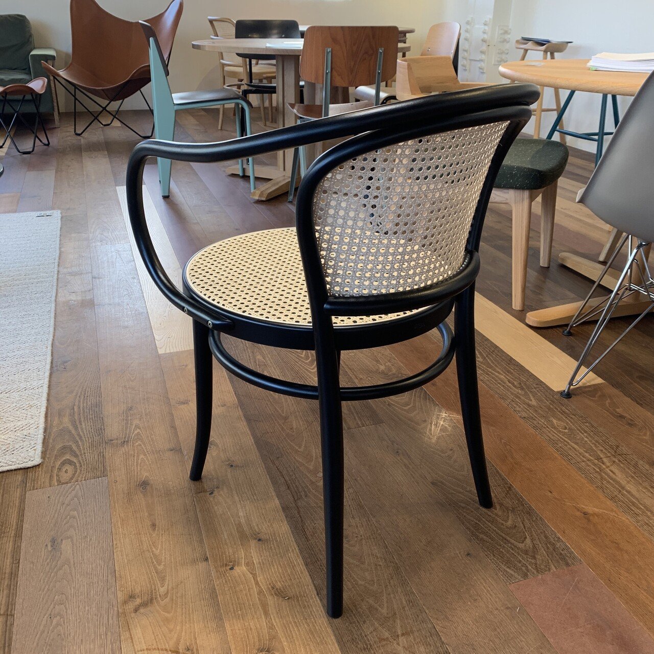 ラタンと黒フレーム｜インテリアショップ APARTMENT