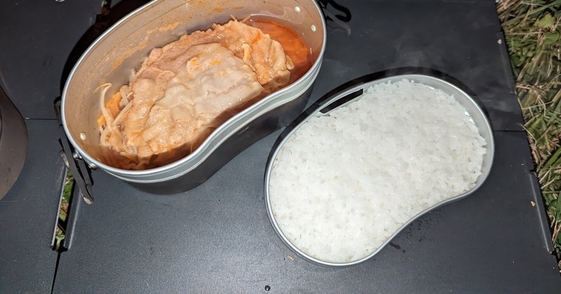 焚き火キャンプ飯　『豚キムチ鍋と水蒸気炊飯の同時料理』