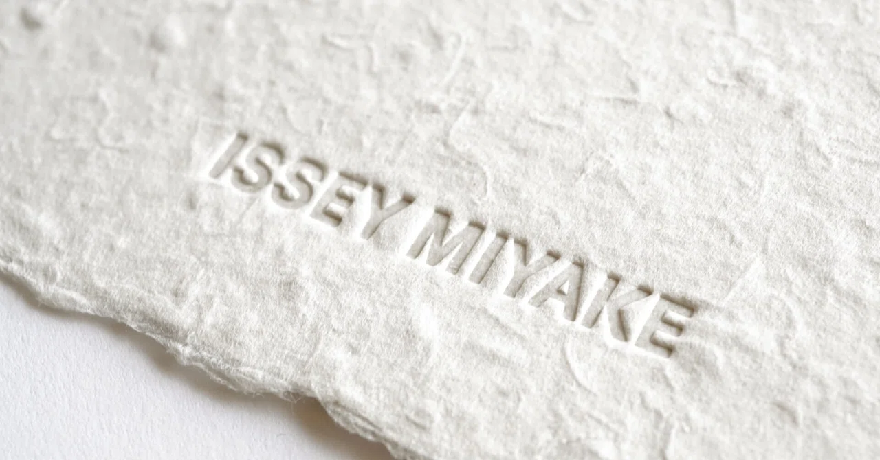 イッセイ ミヤケ（ ISSEY MIYAKE ）の 『 残反を混ぜた新しい再生紙 』 への加工 」｜コスモテック