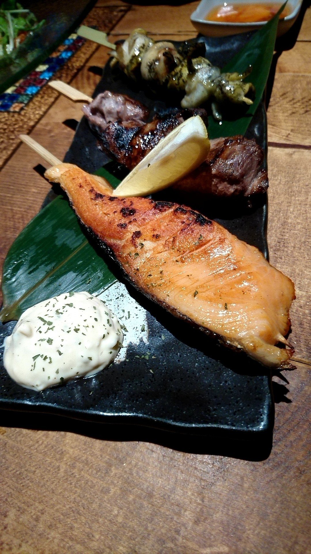 昨日食べた妙なもの 串焼き 魚 ３本セット つぶ貝とマグロ頬肉と鮭 特に鮭は弁当に入っているものがそのまま来た印象で フィッシュ チップス宜しくタルタルに付けて食べる まずくはないが なんだか座り げんちゃん ラジオlover Note