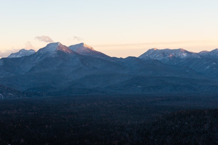 最近、山の写真を撮れていないので去年の写真。山の頂きが薄紅色に染まって美しい夕暮れでした。