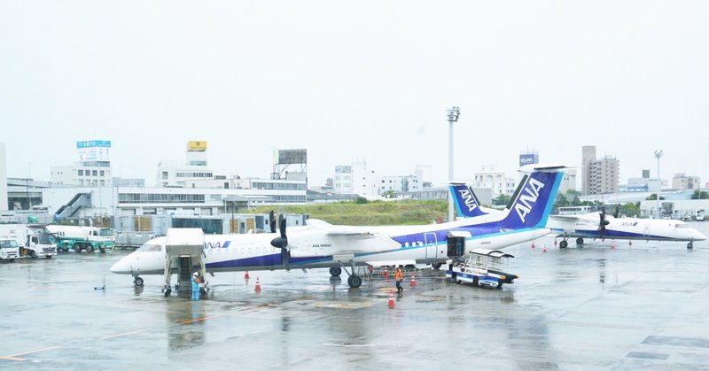 雨の伊丹空港から、秋田空港へ