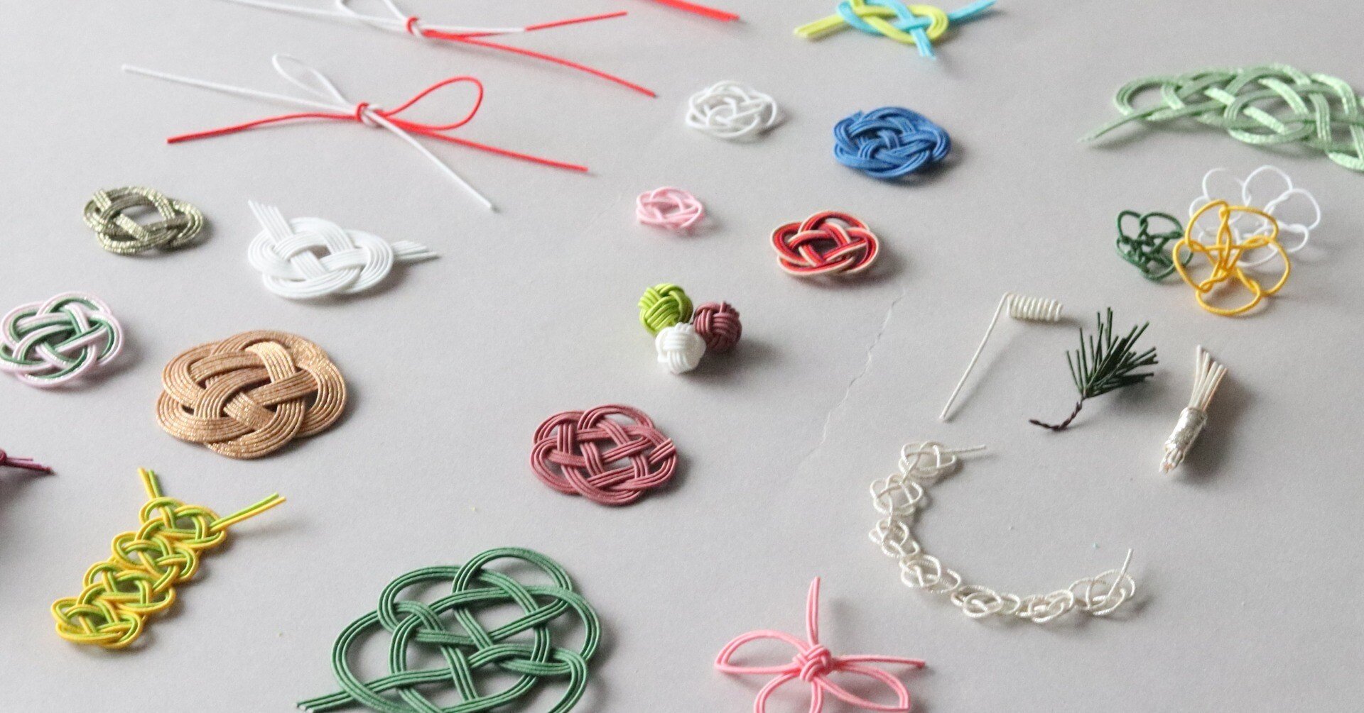 繋　(繁忙期中コメント返信遅れる場合あり コンパクト法螺貝　赤紐極小セット 樹脂製水引飾り 変わり結び 100ヶ入 – YOUBI.shop【用美公式オンライン】