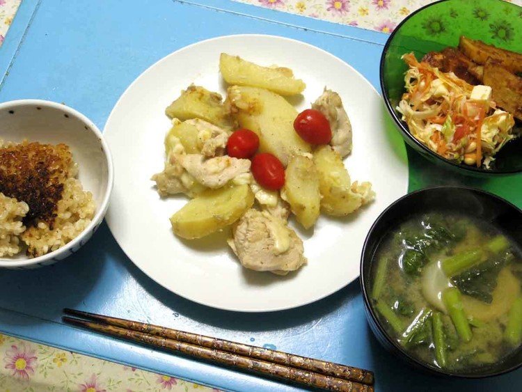 今夜は鶏胸とジャガイモのチーズ蒸し焼きプチトマト載せ、キャベツニンジン豆類トマトとモツァレラチーズのオンサラダと素焼きじゃがいものカレーソース和え、カブとかのお味噌汁、炊き立てご飯です。