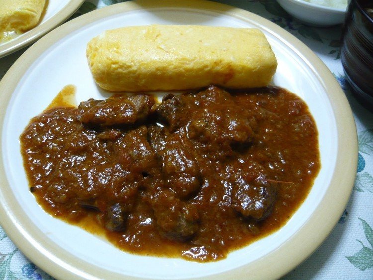 今日の晩御飯はチーズオムレツ！！牛肉のトマト煮込みをソース代わりに♪