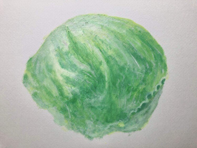 還暦前から油絵を描いてまだ5年ですが、自作画の紹介をさせて頂いてます。濃い緑の外葉を取り払って、薄緑の一枚目の表面は比較的平坦です。次の葉からは、軸に近い厚みのある白い部分と色のある部分とで凹凸を作り出します。鮮度の良い薄いグリーンのレタス玉を描き留めました。他の葉物野菜との区別を付けるために質感を捉えなくてはなりませんでした。新鮮さを出すために短時間で仕上げました。