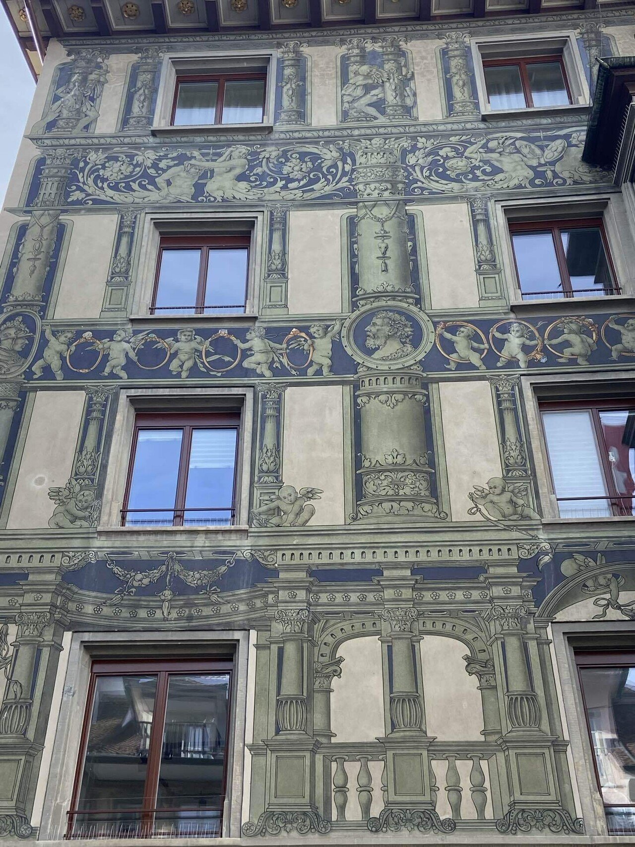 スイス ルツェルン旧市街で出会った美しい壁画｜鈴木さやか