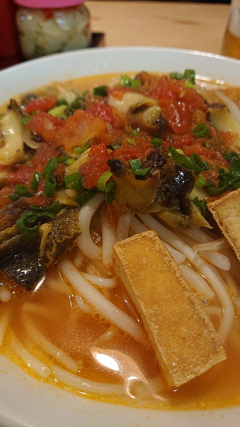 現地感ムンムンの店でタニシのブンを食べたよ じょいっこ Note