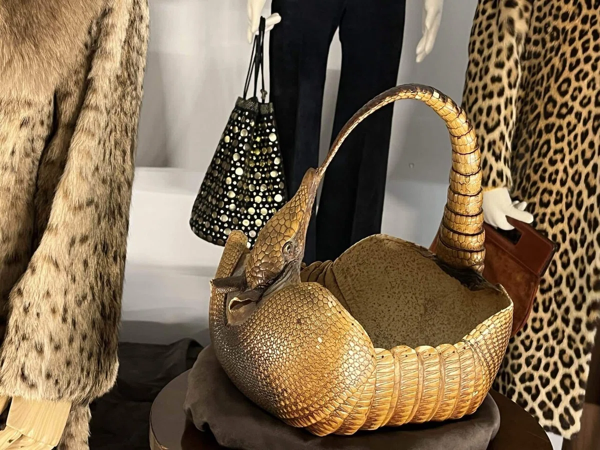 毒も毛皮もバッドテイストも - いけないのファッション展｜インウェイ 