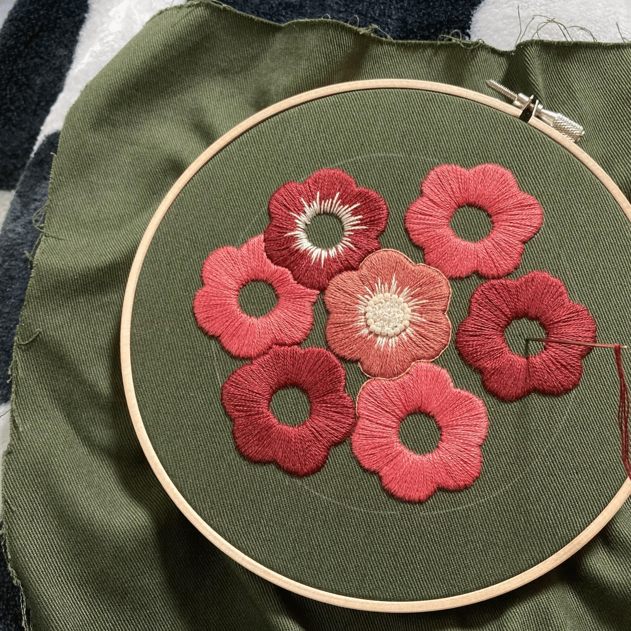 サテンステッチ、糸が捻じれたまま刺繍するとどうなるの？｜はなこまち