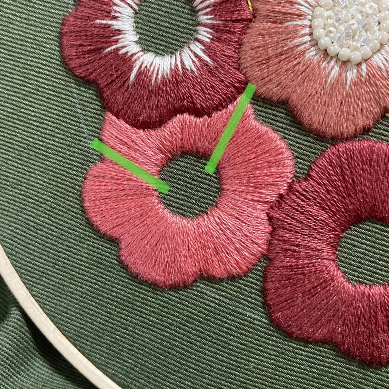 サテンステッチ、糸が捻じれたまま刺繍するとどうなるの？｜はなこまち