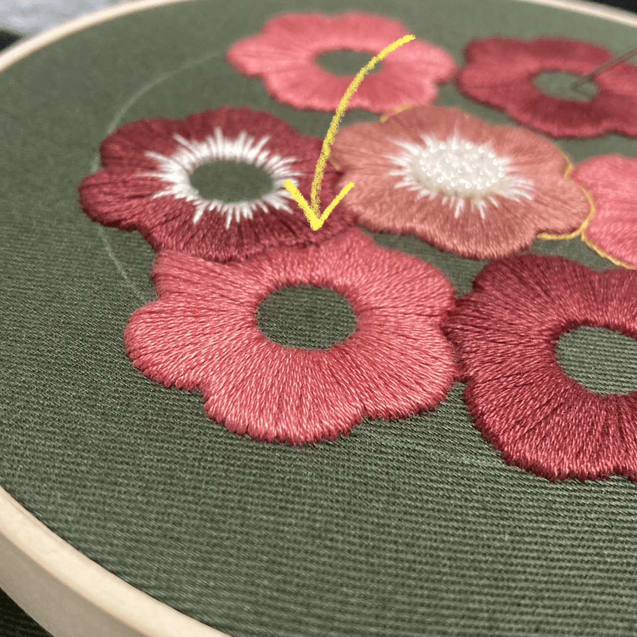 サテンステッチ、糸が捻じれたまま刺繍するとどうなるの？｜はなこまち