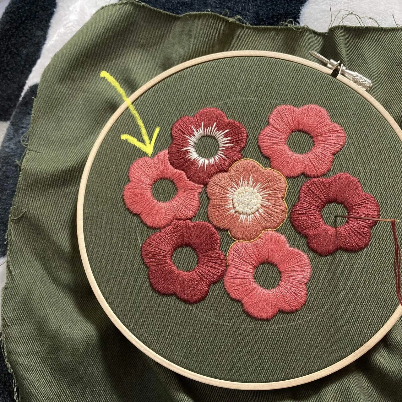 サテンステッチ、糸が捻じれたまま刺繍するとどうなるの？｜はなこまち