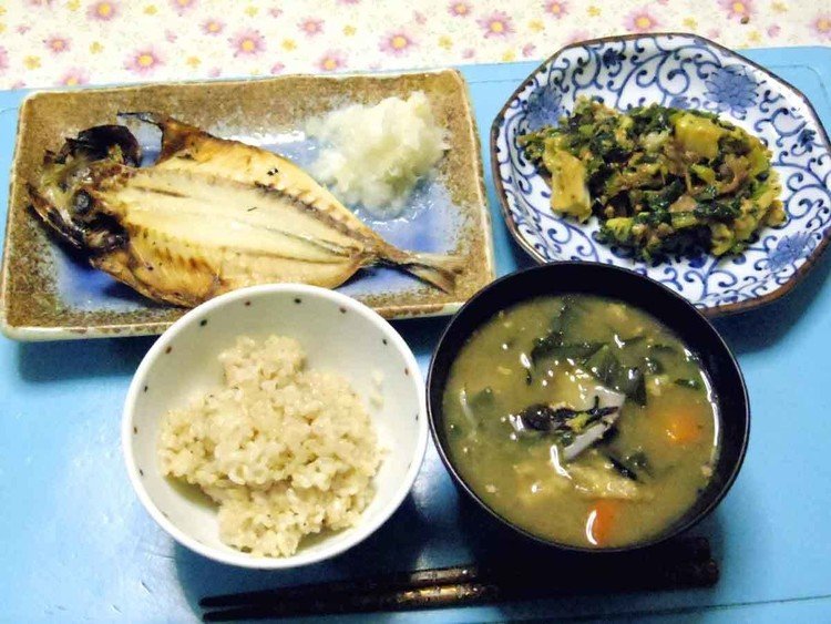 今夜はアジの開き柚子大根おろし添え、キャベツ大根葉豚肉とか卵で焼いたり炒めたり、里芋の親芋大根ニンジンキャベツ油揚げのお味噌汁、炊き立てご飯です。