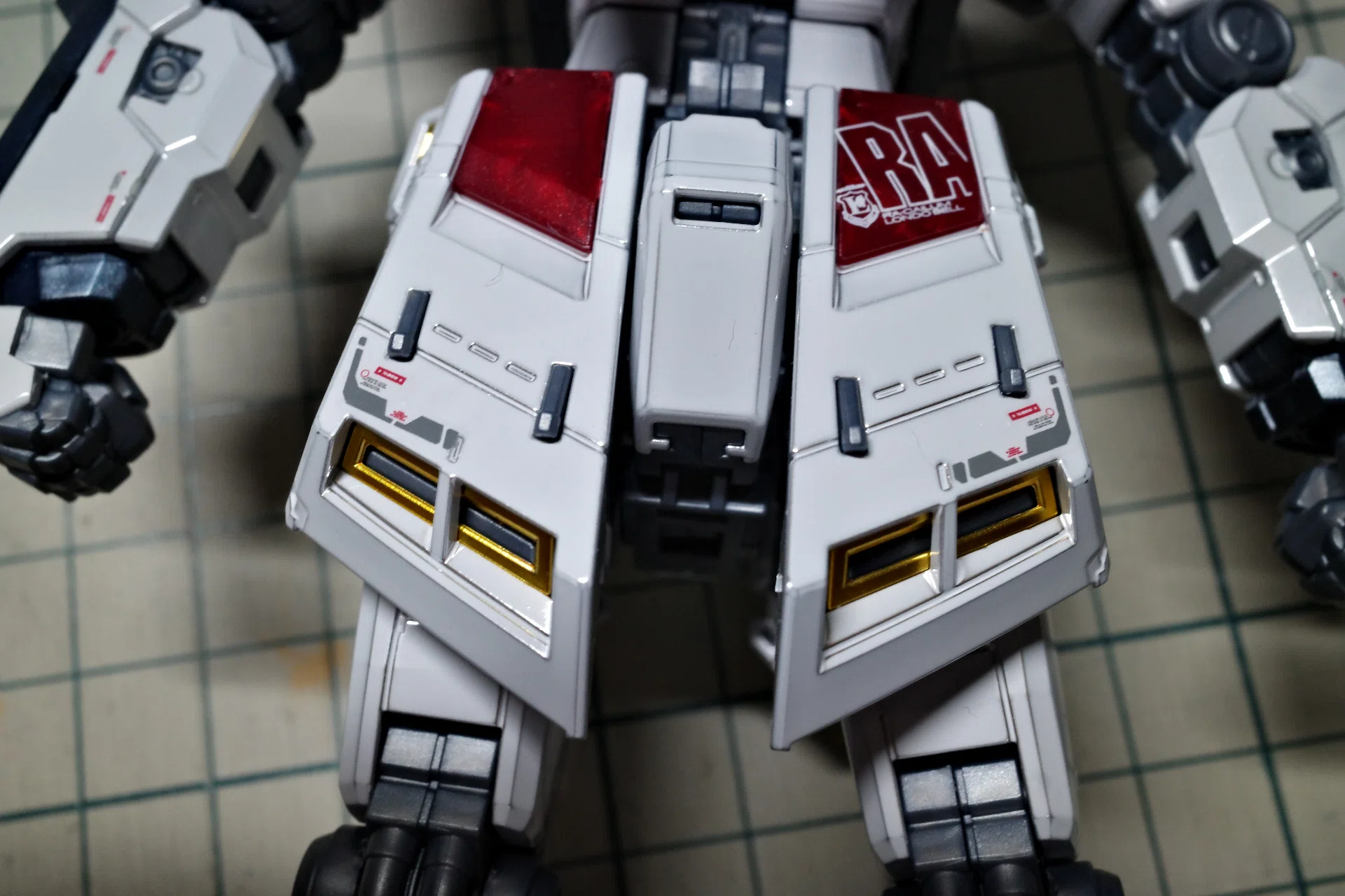 νガンダムチタニウムフィニッシュに水転写デカールを貼る。｜phantasien