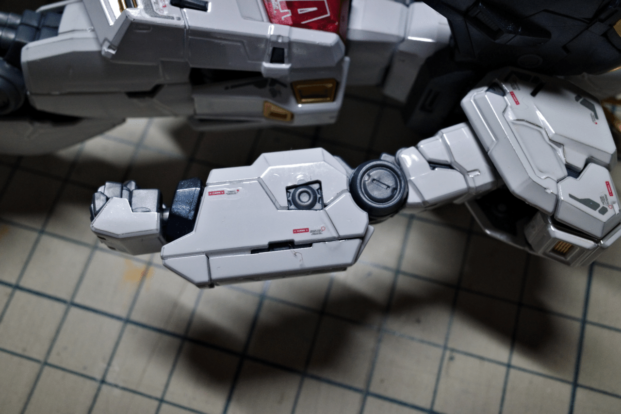 νガンダムチタニウムフィニッシュに水転写デカールを貼る。｜phantasien