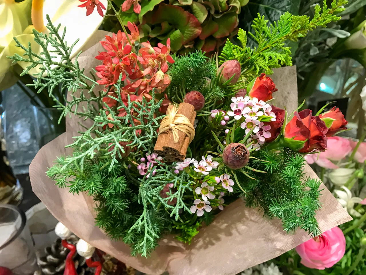 リューカデンドロと針葉樹と赤い実を束ねた冬を彩る　クリスマス　スワッグ クリスマスにオススメ！リューカデンドロン！！｜D.STYLE