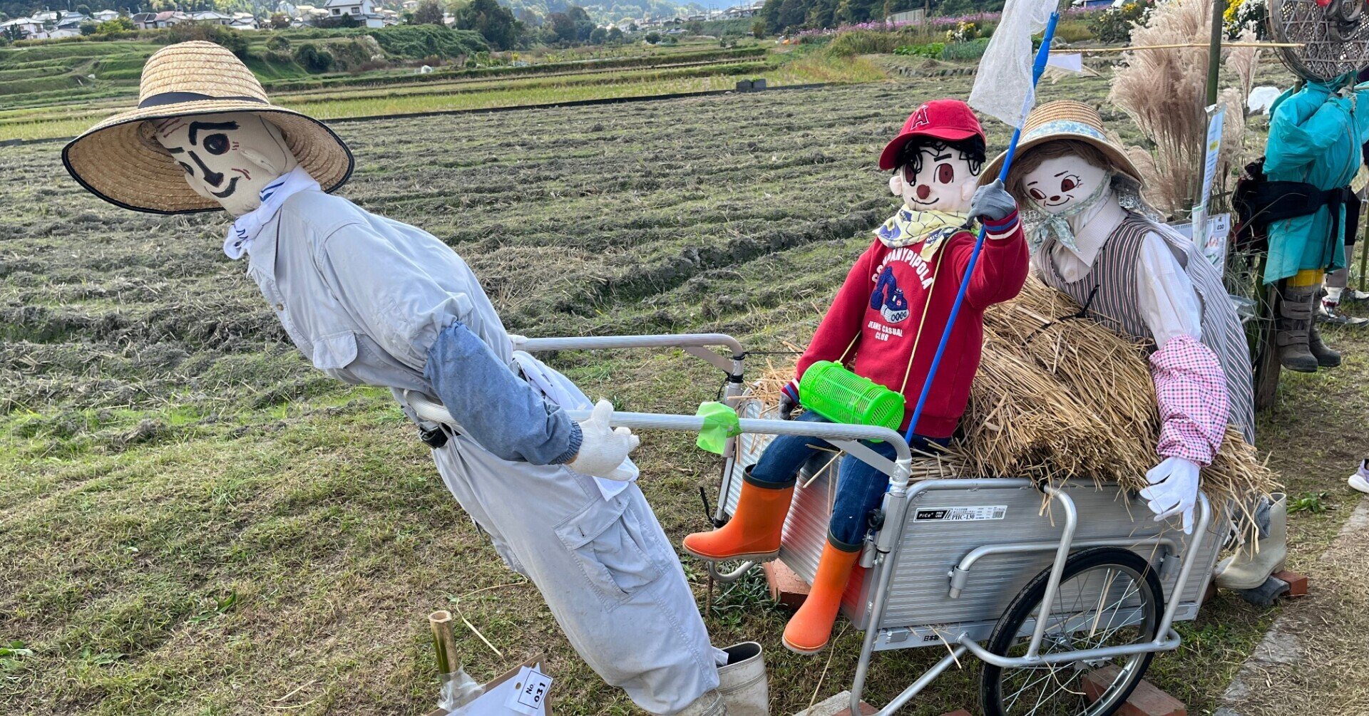 刈り入れ後 案山子の展示 秋の空 個性ぶつかる 名作ばかり｜奥河内から