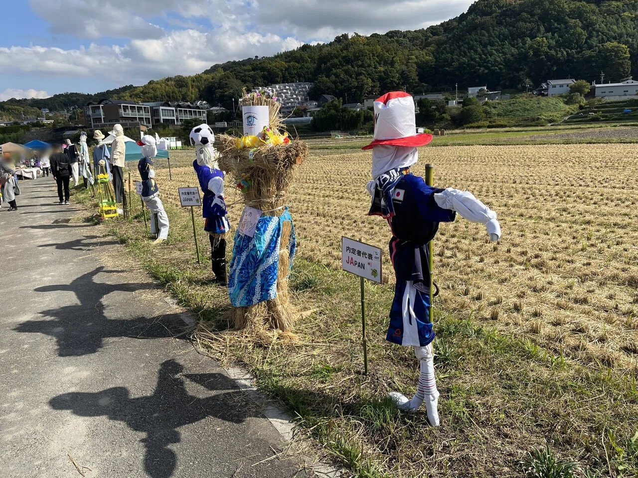 刈り入れ後 案山子の展示 秋の空 個性ぶつかる 名作ばかり｜南河内