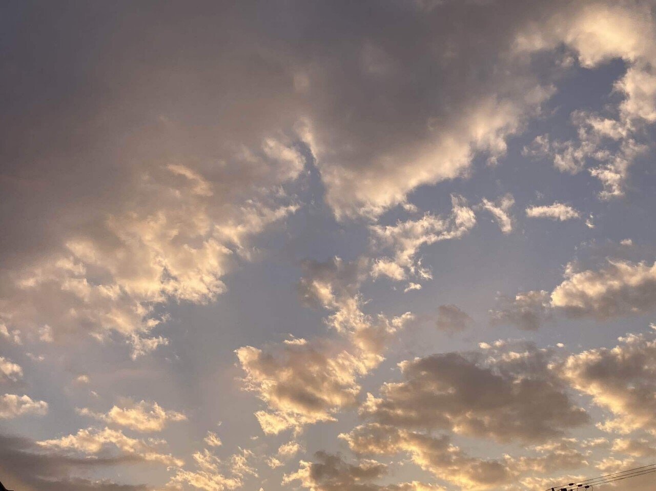 ファンタジーな可愛い色の夕空と雲 から始まる11月7日の空に 先週スキ沢山いただきました 今夜の月ハロぽい お留守番ワンコ明日ワンコの病院 です 空と光と雲 の夕空へようこそ まあずママ Note