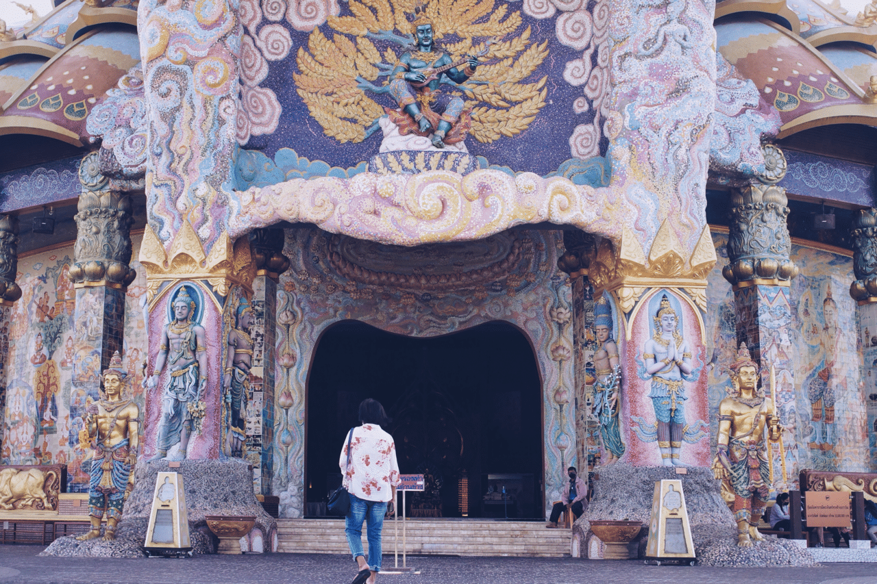 美しい巨大象、モザイクタイルで描かれたアート、現代的なタイ寺院