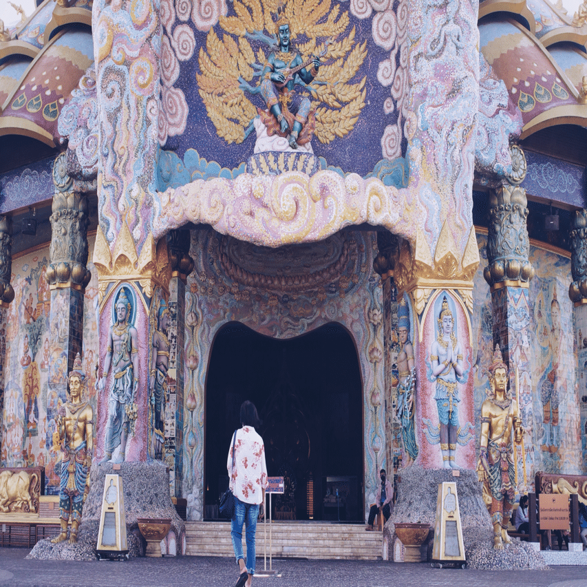 美しい巨大象、モザイクタイルで描かれたアート、現代的なタイ寺院