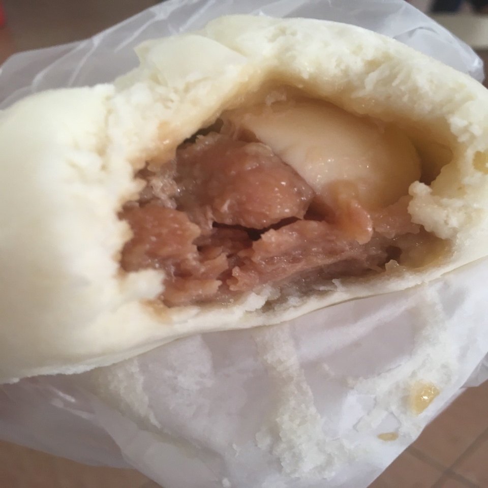 蒸したて、食べ応えのあるジューシー肉まん blk216 Bedok north hawker