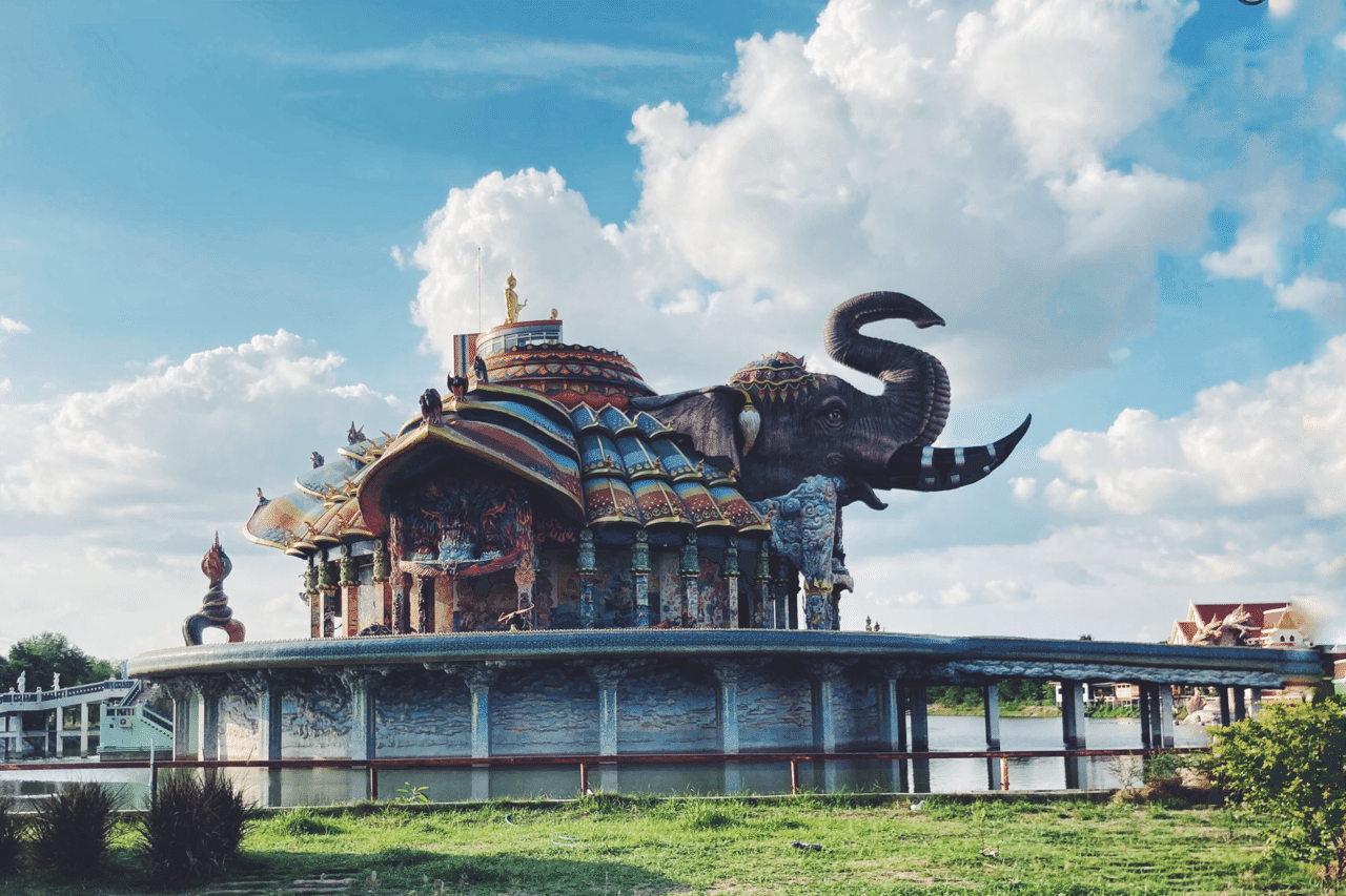 美しい巨大象、モザイクタイルで描かれたアート、現代的なタイ寺院